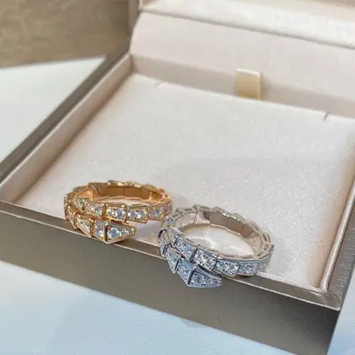 Trendy yılan şeklindeki influencer canlı satış sıcak yeni tam elmas yılan kemiği lüks açık halka kadın işaret parmağı dokulu yüzük toptan