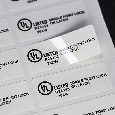 UL etiket UL969 sertifikalı beyaz yazı siyah arka plan beyaz PET su geçirmez braket isim plakası PGDQ2 etiket baskı üreticisi