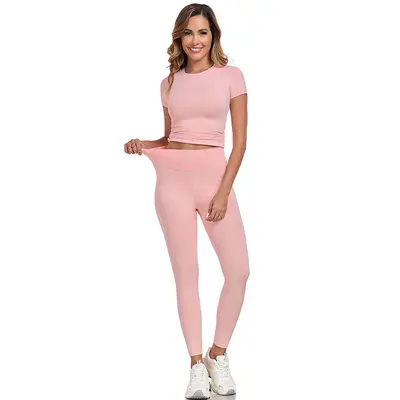 Yoga- und Lauf-Set mit Rundhals-Kurzarmshirt und figurbetonter langer Hose