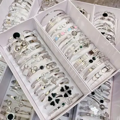 Titanium steel bracelet in steel color for women, diamond-cut, versatile, elegant, high quality, color-resistant, mixed styles, wholesale, star pattern, fashion-forward for commuting.