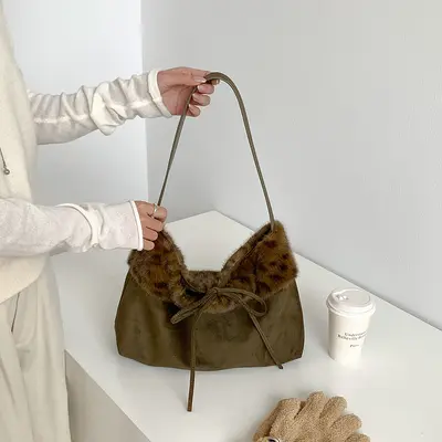 Retro-Damentasche mit Leopardenmuster und Plüschdetails - 10