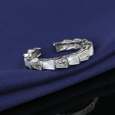 Bao Ge Seiko V Gold Electrolysis Plated Full Diamond Snake Bone Ring, White Mother-of-Pearl Snake-Shaped Open Ring for Women in Light Luxury Style.