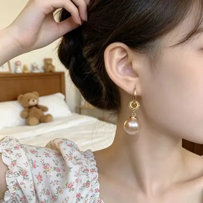 Bestseller-Ohrringe mit vollständig besetzten Strass in Champagnerfarbe, Perlendesign, Nischendesign, hochwertige Ohrklemmen, elegante und einzigartige Ohrhänger, stilvolle Ohraccessoires