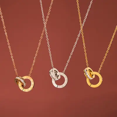 Yunyao Doppelring-Halskette für Frauen, Titanzirkonium mit Diamantbesatz, trendige Rotgoldfarbe, gleicher Stil wie in Live-Streams, direkt vom Hersteller.