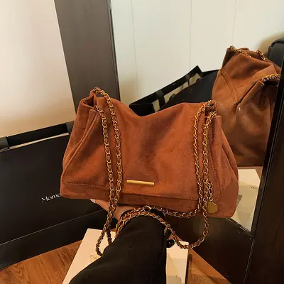 Damen-Umhängetasche aus Veloursleder-Optik mit Kette