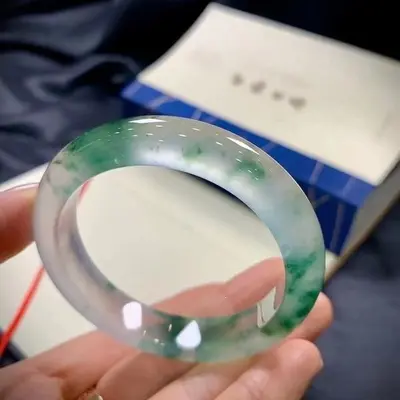 Quarz-Jade-Armband, Eisnudelsorte helles Grün mit schwebenden Blüten - 3