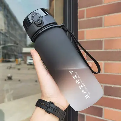 Erkek ve kız öğrenciler için büyük kapasiteli spor su bardağı, dış mekan su şişesi, yüksek görünümlü fitness yaz degrade buzlu plastik bardak