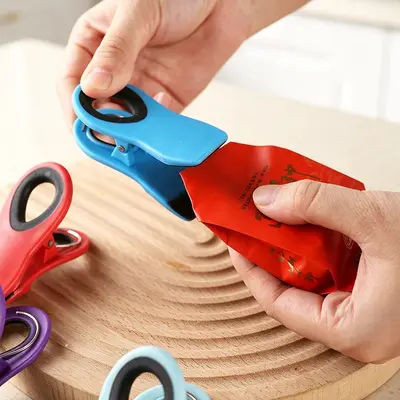Buzdolabı mıknatısı klip ev aperatif nem geçirmez sızdırmazlık klipsi basit plastik torba çok amaçlı gıda sınıfı sızdırmazlık klipsi toptan