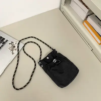 Sommerlichte Canvas-Sporttasche mit Schultergurt Mini-Umhängetasche Nylon-Handytasche für Damen 2026 Neukollektion