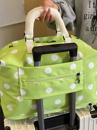 Gepunktete Reisetasche für kurze Reisen mit Schultergurt