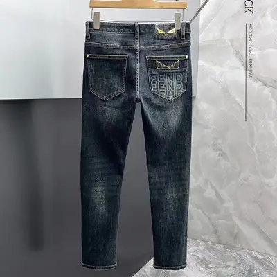 Europäische Luxus-Light Frühjahrsneuheit Herren-Jeans mit Stickerei, elastisch, schmal geschnittene Slim-Fit-Hose mit schmalem Bein, modische Freizeit-Streetwear-Hose