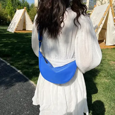 Kadınlar için naylon crossbody çanta 2024 yeni moda hamur tatlısı çanta hafif spor tarzı küçük omuz çantası koltuk altı omuz çantası Çantalar