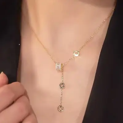 Strass-Anhänger-Halskette, LOVE Dreiring, vergoldet