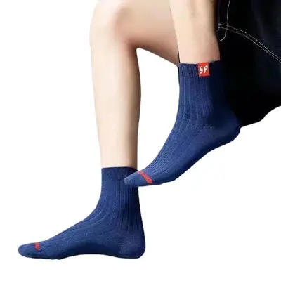 Herren Herbst- und Winter-Basketballsocken, Herren Baumwollsocken mittlere Höhe einfarbig, modische Sport-Langstrümpfe.