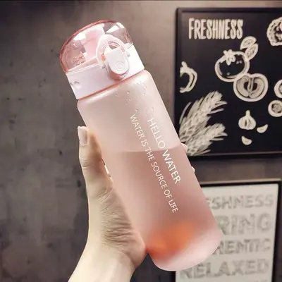 Tragbarer Wassertrinker für Outdoor-Sportarten, direktes Trinken, klappbarer Deckel, Kunststoffbecher, hochgradig angesehener graduierter Becher, Becher mit großem Fassungsvermögen - 12
