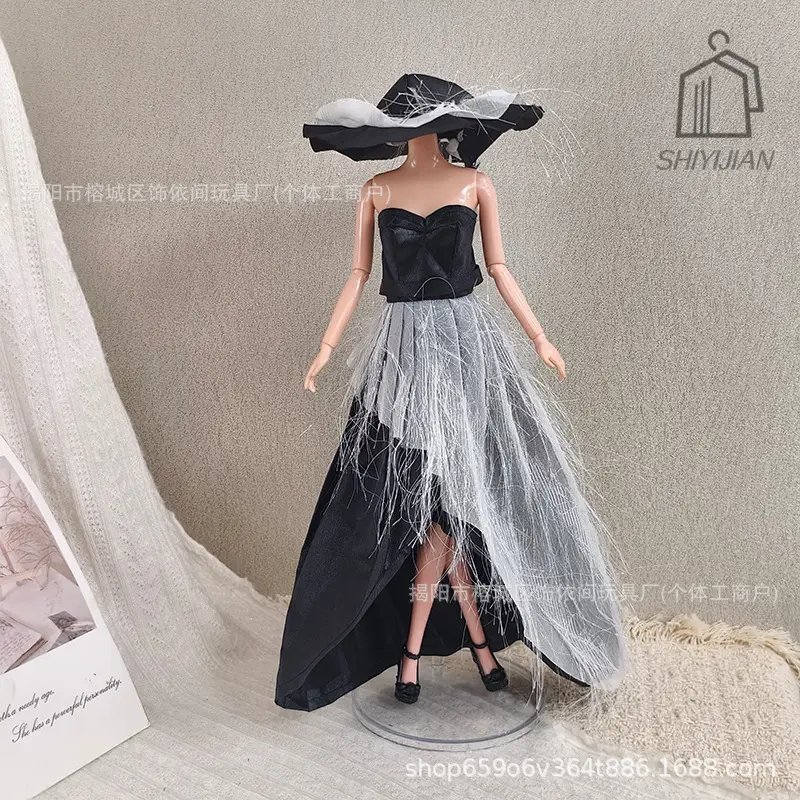 30 cm Barbie bebek, püsküllü tören elbisesi ve şapka seti, 6 parça
