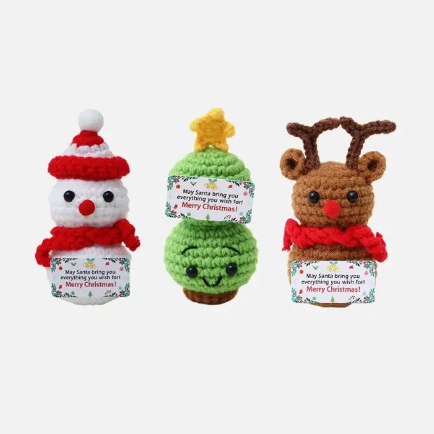 El yapımı örgü Noel bebeği, geyik, kardan adam ve Noel Baba biblo
