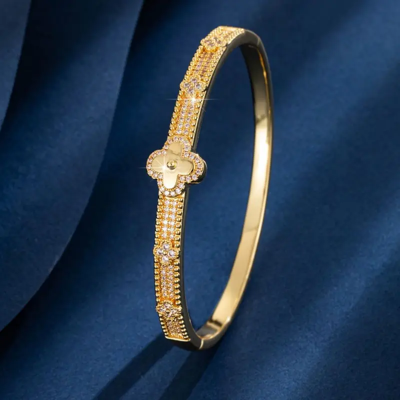 Vierblatt-Blüten-Kupferarmband, vergoldet, mit Zirkonia besetzt