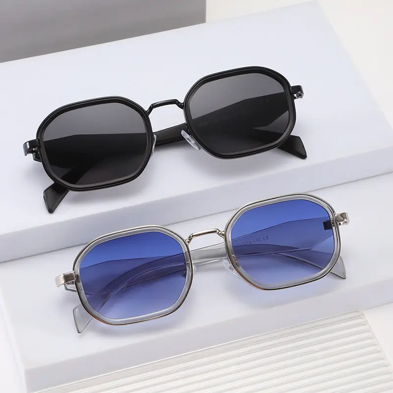 Schlichte schwarze Sonnenbrille, Metalloptik, UV-Schutz