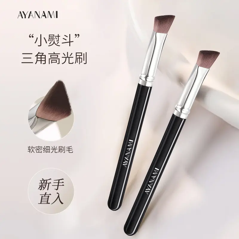 Triangle Highlighter Brush for Nasolabial Folds and Under-Eye, Soft-Bristle Makeup Brush