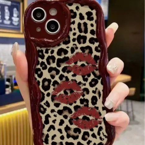 Retro leopar desenli dalgalı kenarlı iPhone 17 Pro ve 16 yumuşak telefon kılıfı