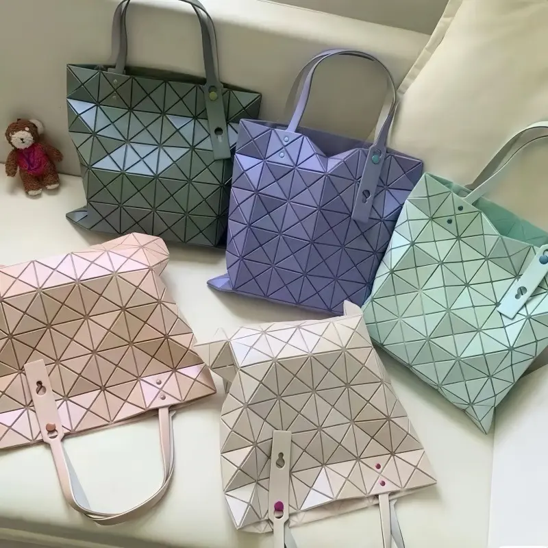 Damen-Tote-Bag matt, Rautensteppung, sechs Fächer