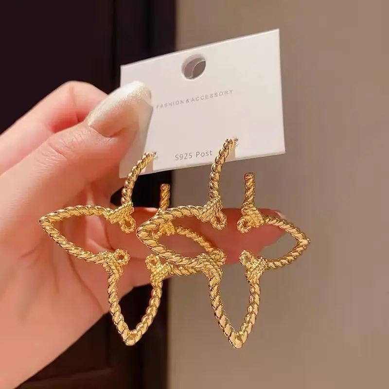 Französische Ohrringe mit durchbrochenem Blumenmuster, Gold-Optik
