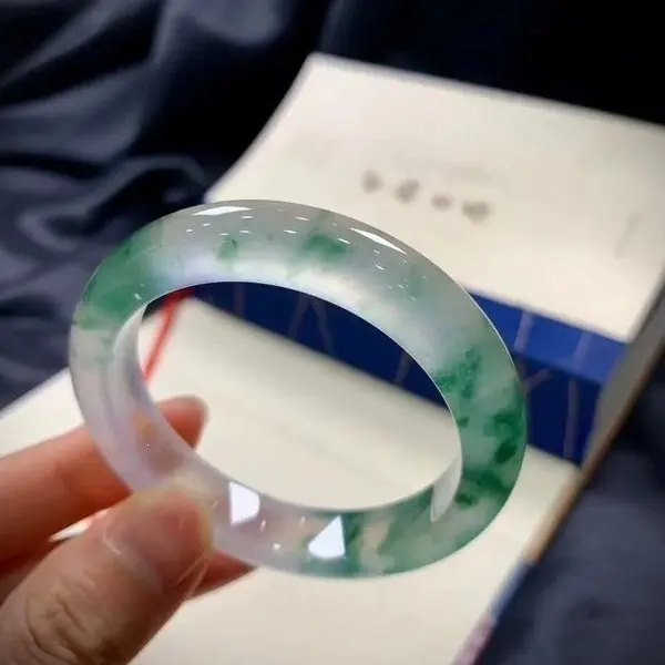 Quarz-Jade-Armband, Eisnudelsorte helles Grün mit schwebenden Blüten