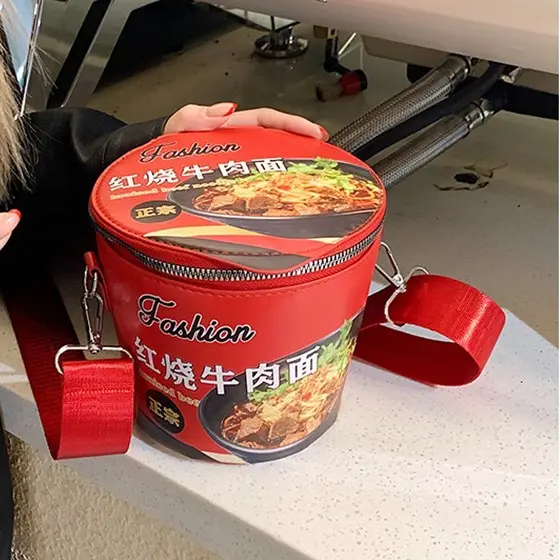 Kreative Braised-Rindfleisch-Nudel-Damentasche, koreanischer Stil, vielseitig kombinierbar, Instant-Nudel-Eimer-Umhängetasche, elegante Schrägtasche, Nudelgefäß-Tasche