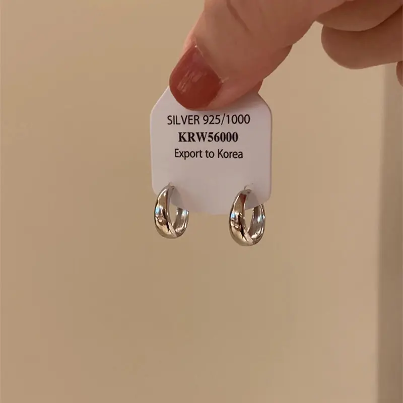 Silberne Ohrstecker mit Ringform, minimalistisches Design