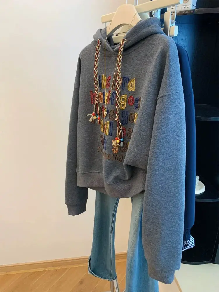 Gri kadın kapüşonlu sweatshirt, üç boyutlu harf nakışlı, düşük omuzlu