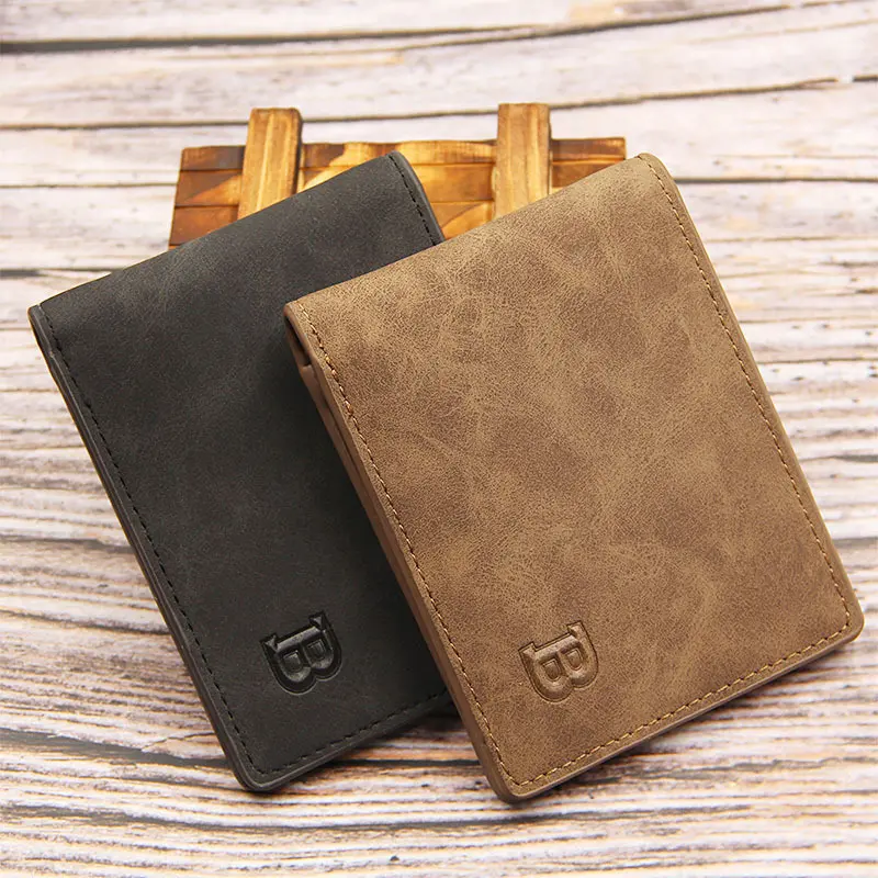 Kurze Retro-Herrenbrieftasche in Mattoptik mit Kartenfächern und Geldclip