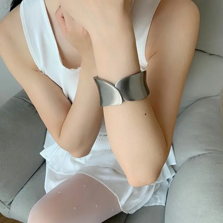 Cross-border European and American fashion hot girl bracelet lightweight luxury cool style metal texture alloy open bracelet factory direct supply