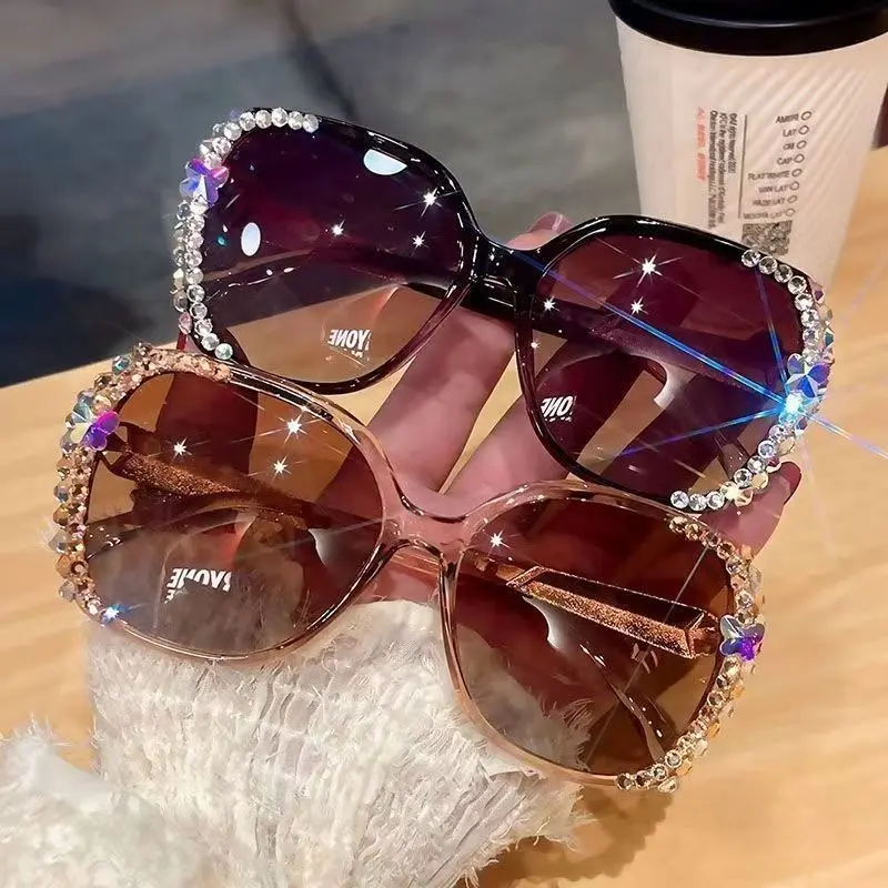 Große Sonnenbrille mit Strasssteinen und UV-Schutz