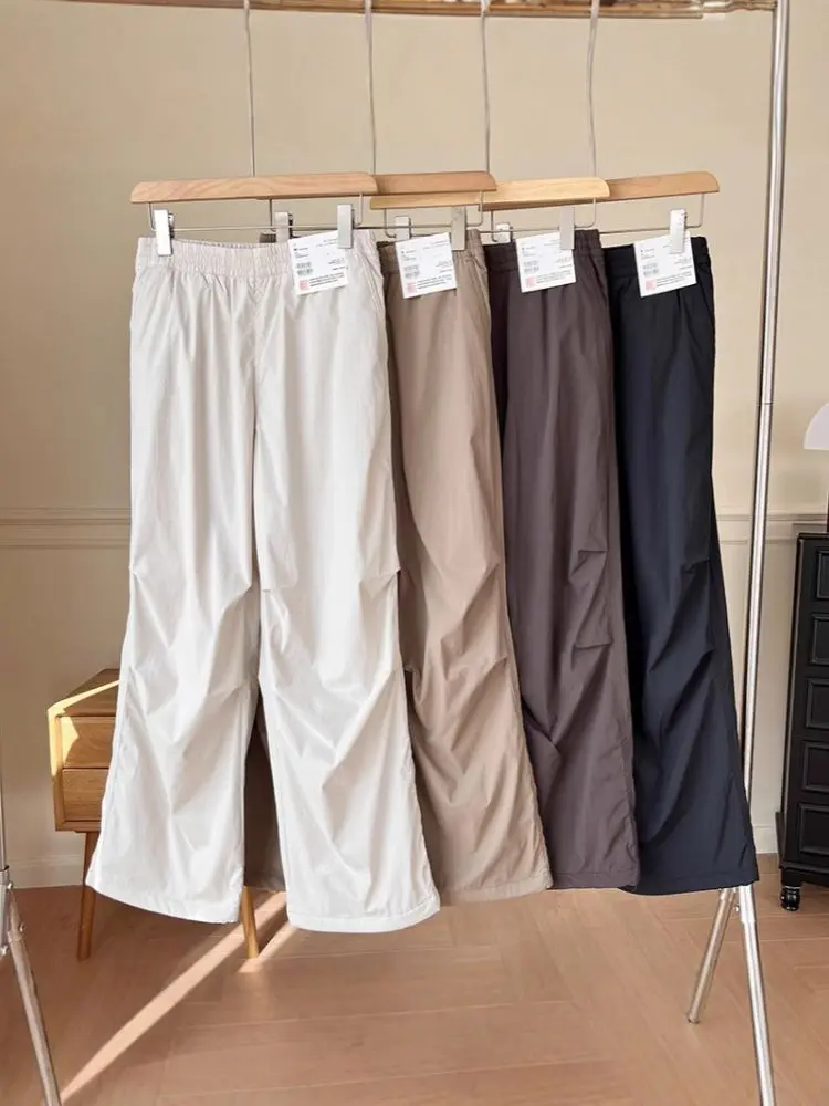 Fleece-gefütterte Fallschirm-Cargohose, hoher elastischer Bund, weites Bein