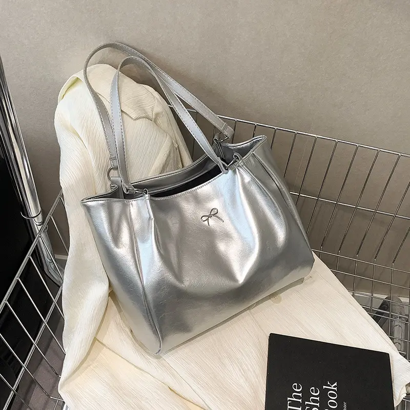 Kadınlar için büyük kapasiteli günlük tote çanta 2025 yeni niş tasarım moda omuz çantası sade şık günlük kullanım çantası