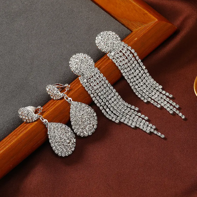 Ohrklemme mit langem Quastenbehang und Wassertropfensteinen, eleganter Brautstil