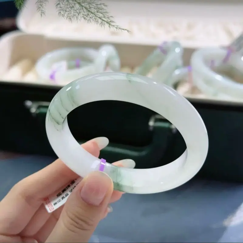 Tian Shan Jade Armband mit grünen Flöckchen, eisweiße Grundierung
