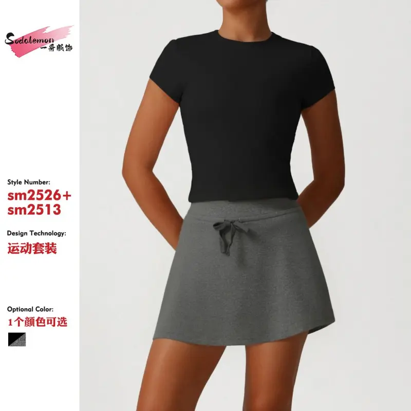 Damen-Sportset mit Rundhals-Kurzarmshirt, Hose oder Rock