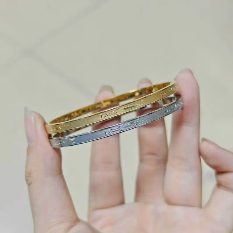 跨境电商卡扣手镯女对版字母钛钢情侣手环简约百搭网红款厂家批发