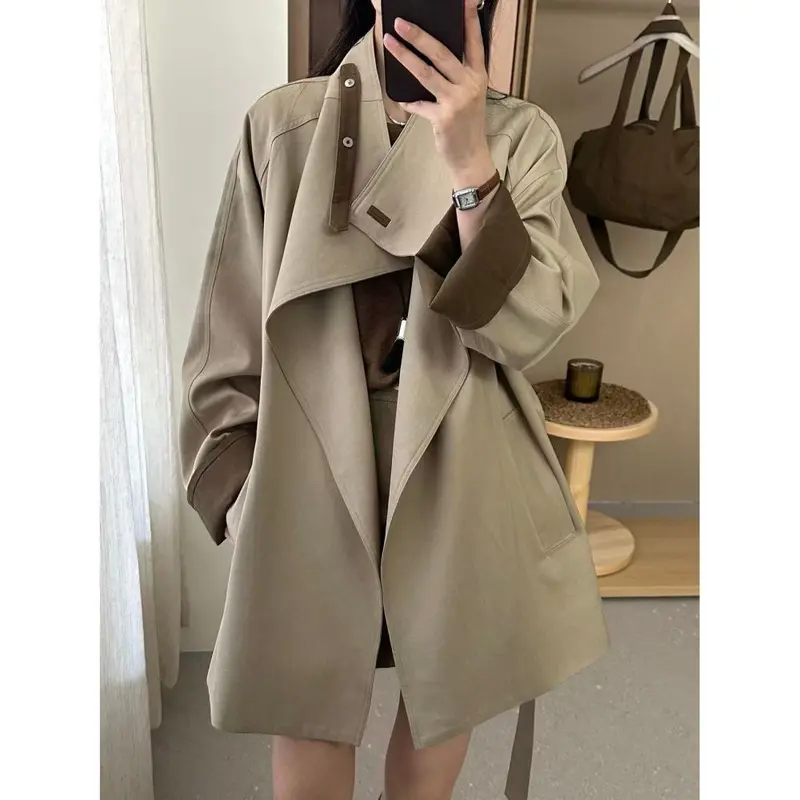 Damen Trenchcoat in Khaki mit Kontrastfarben, Bindegürtel, locker geschnitten, Herbst