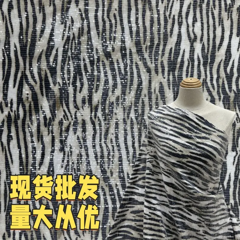 Zebra desenli bambu çubuklu kadife kumaş, pullu nakış