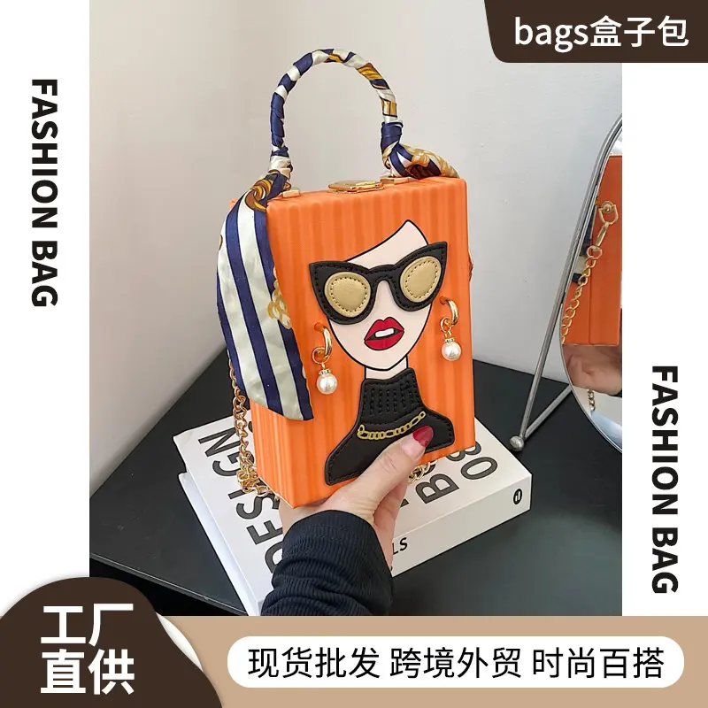 Boxtasche mit Graffiti-Seidentuch und Kettenabendtasche